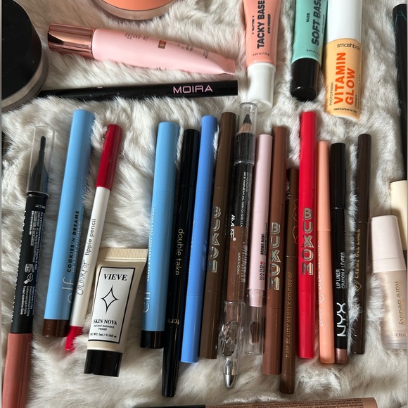 MAKEUP LOT #1 - Picture 2 of 2